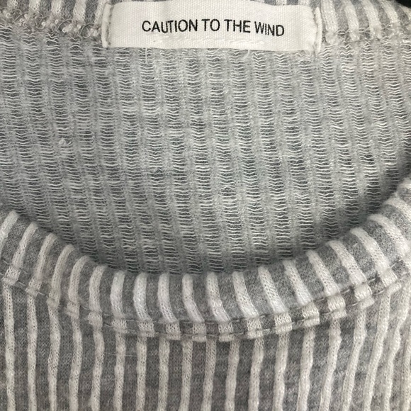 CAUTION TO THE WIND SHORT SLEEVE RUNCHED CROP TOP TEE - Picture 4 of 4